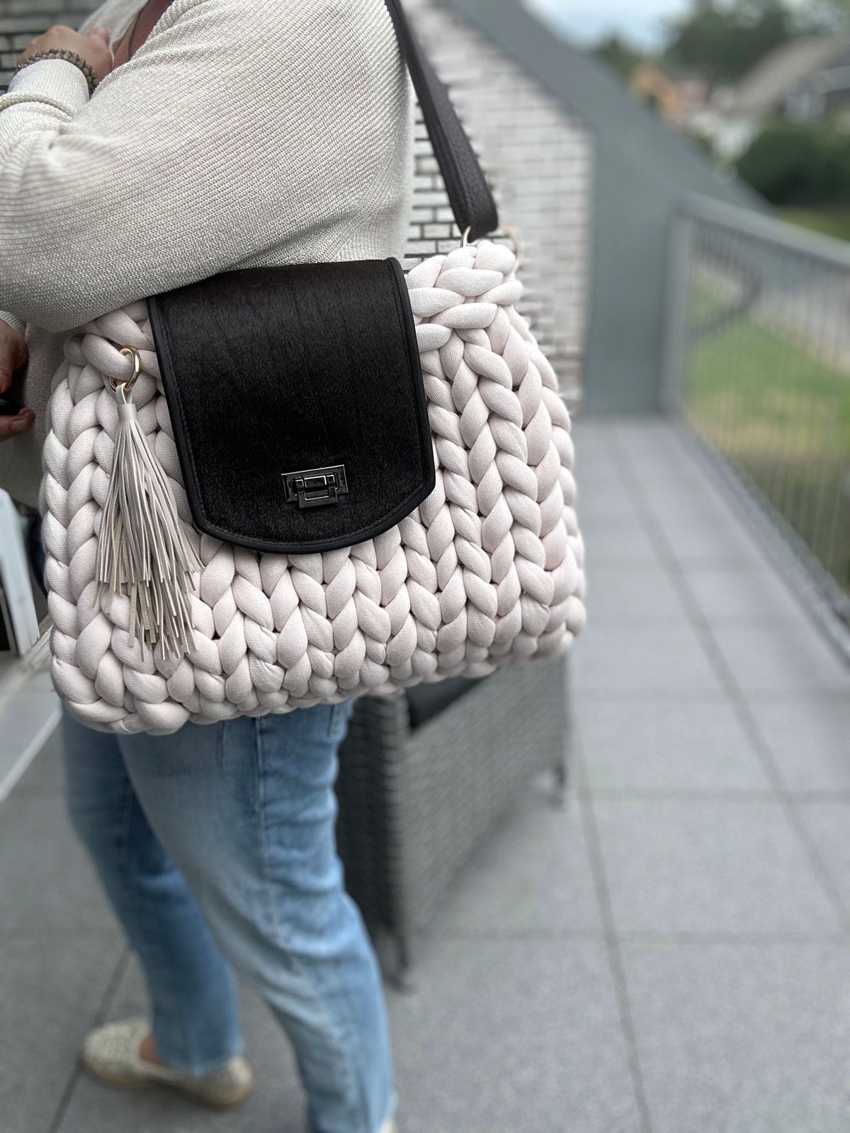 Pillowbag Kelly XL mit Fellklappe und Lederquaste